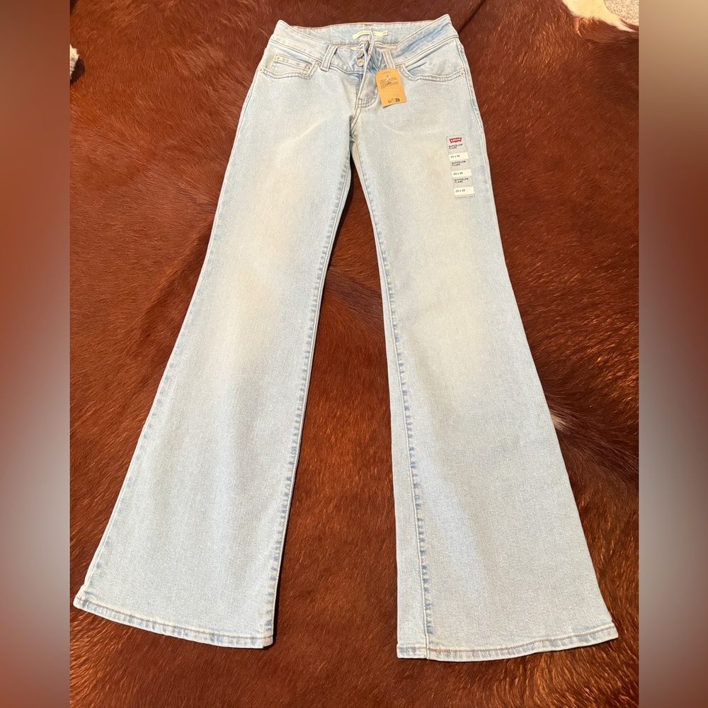 NWT Levi's Women's Light Blue Super Low Flare Jeans Size 25 * 32